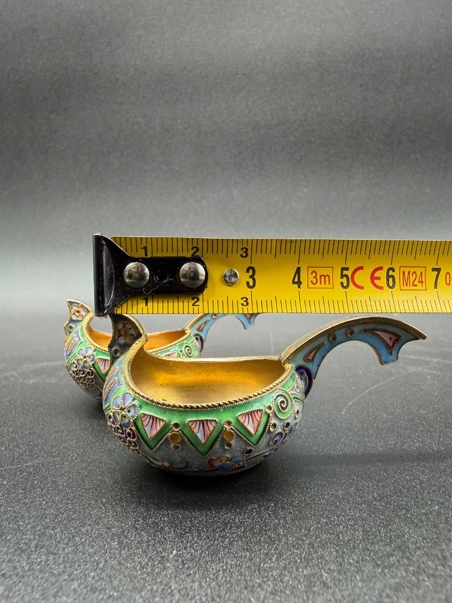 PAIRE DE KOVSH RUSSES EN ÉMAIL CLOISONNÉ ET DORÉ , 11 Artel, provenance Christie's-photo-3