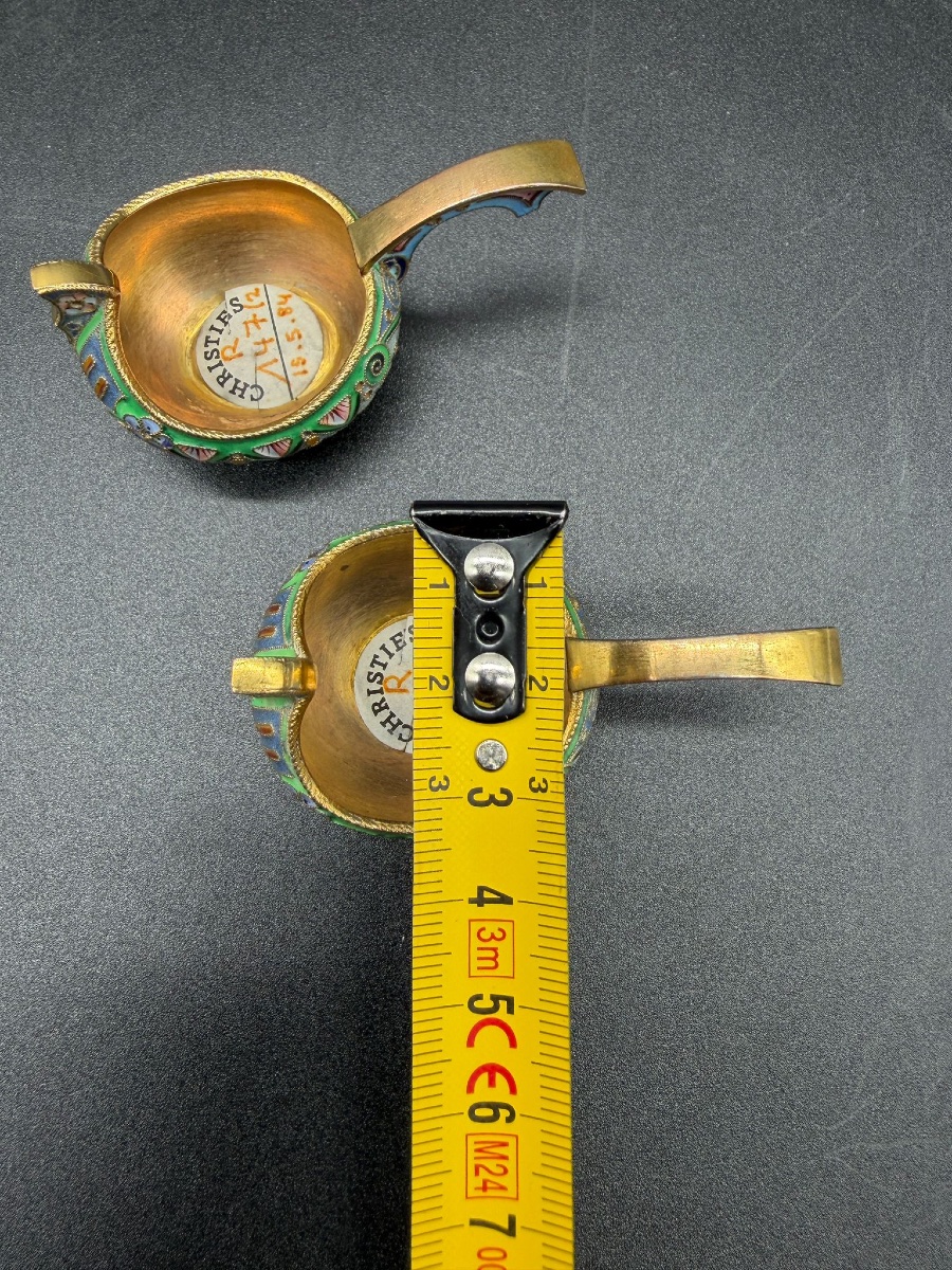 PAIRE DE KOVSH RUSSES EN ÉMAIL CLOISONNÉ ET DORÉ , 11 Artel, provenance Christie's-photo-4