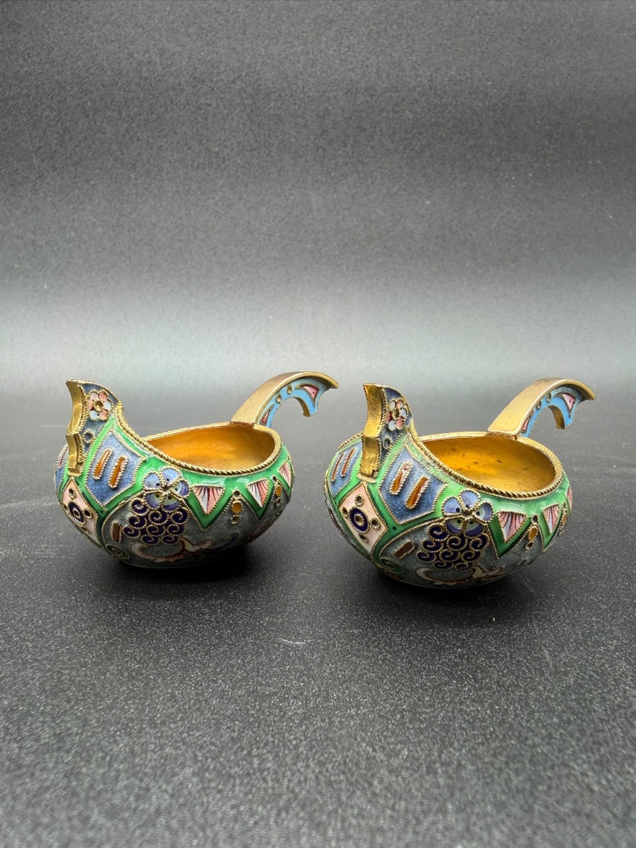 PAIRE DE KOVSH RUSSES EN ÉMAIL CLOISONNÉ ET DORÉ , 11 Artel, provenance Christie's-photo-7