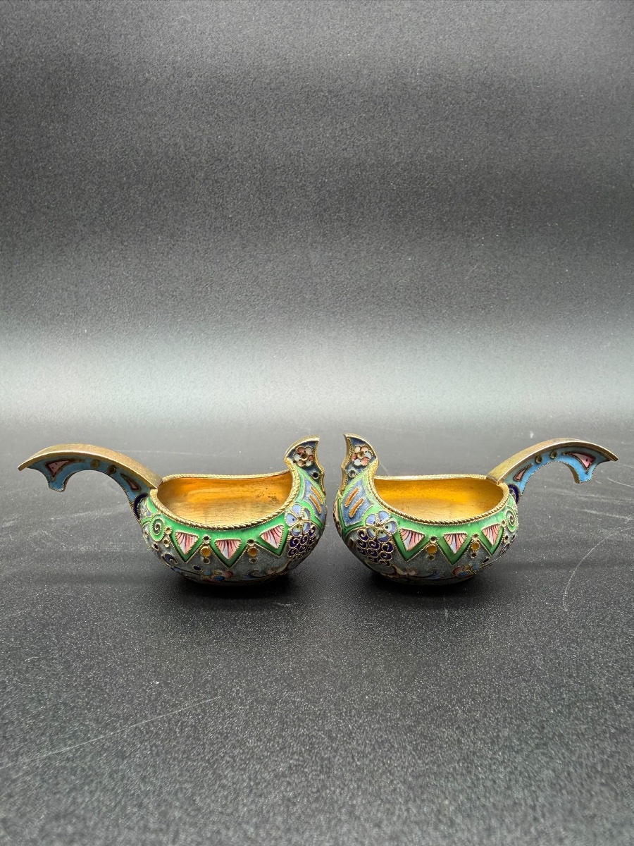 PAIRE DE KOVSH RUSSES EN ÉMAIL CLOISONNÉ ET DORÉ , 11 Artel, provenance Christie's-photo-8
