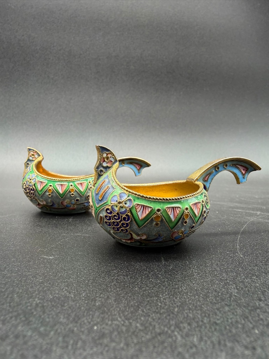 PAIRE DE KOVSH RUSSES EN ÉMAIL CLOISONNÉ ET DORÉ , 11 Artel, provenance Christie's