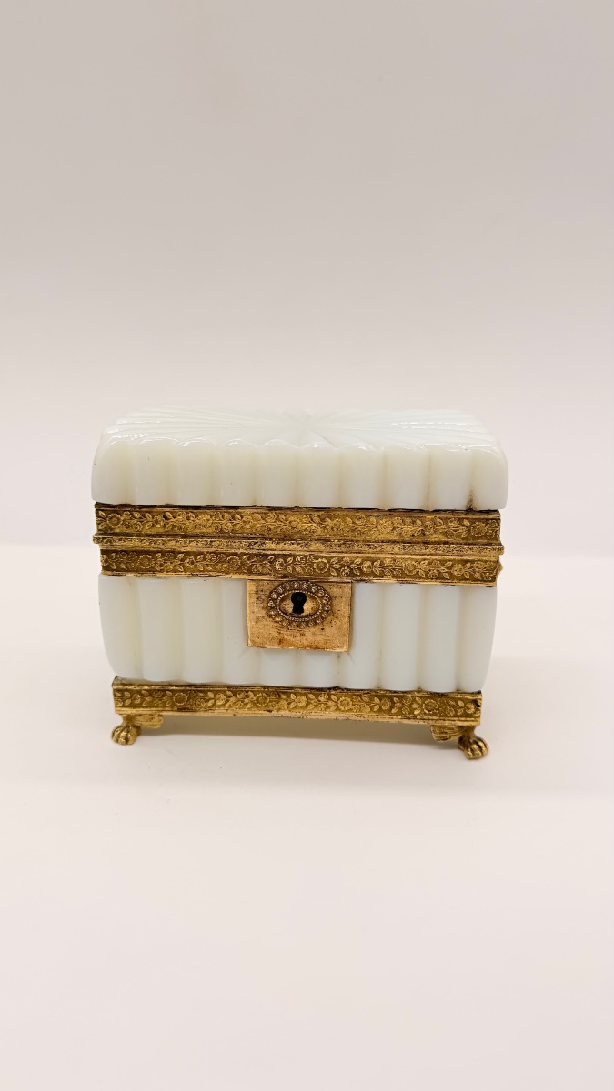 Coffret En Opaline Blanche d'époque Charles X,Bulle de Savon Opaline 