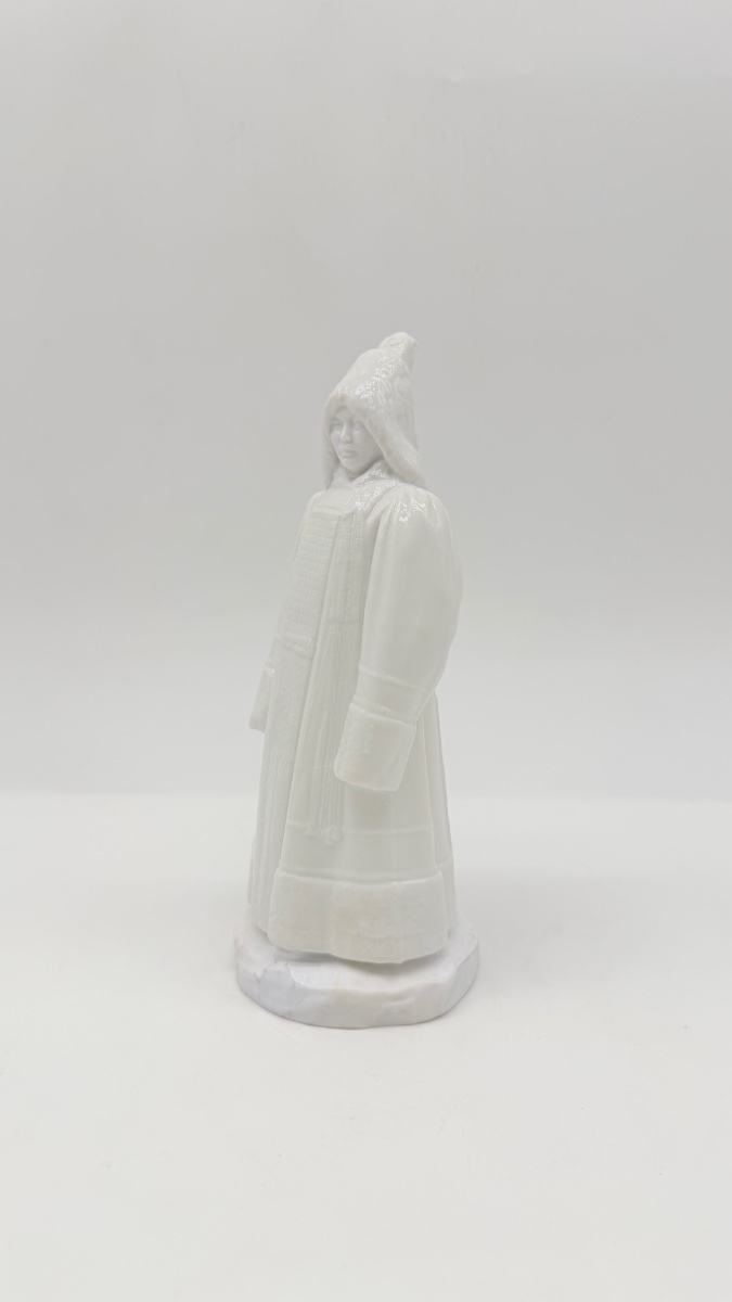 Figurine en porcelaine russe représentant une femme Yakut,Pavel Kamensky -photo-2