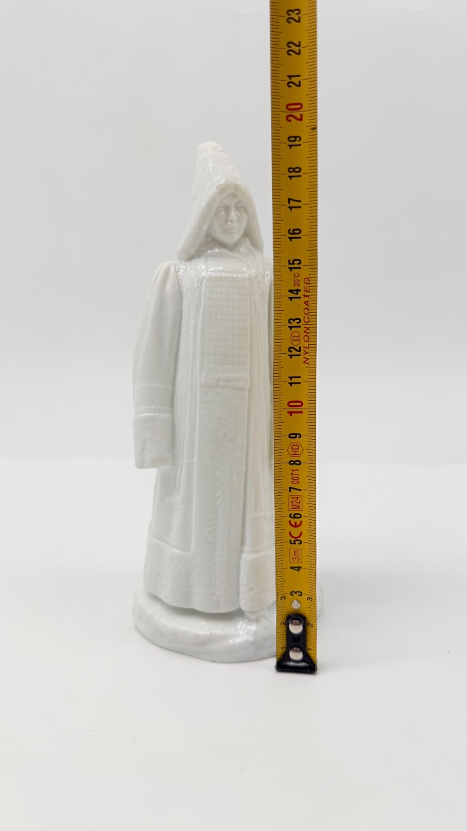 Figurine en porcelaine russe représentant une femme Yakut,Pavel Kamensky -photo-1