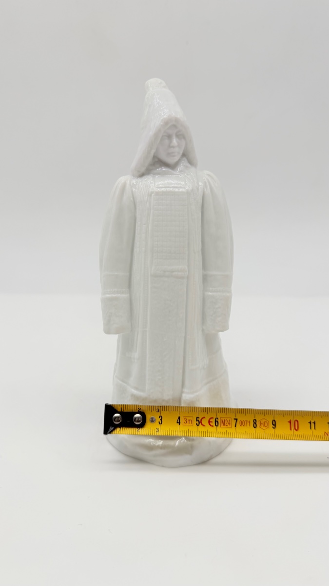 Figurine en porcelaine russe représentant une femme Yakut,Pavel Kamensky -photo-2