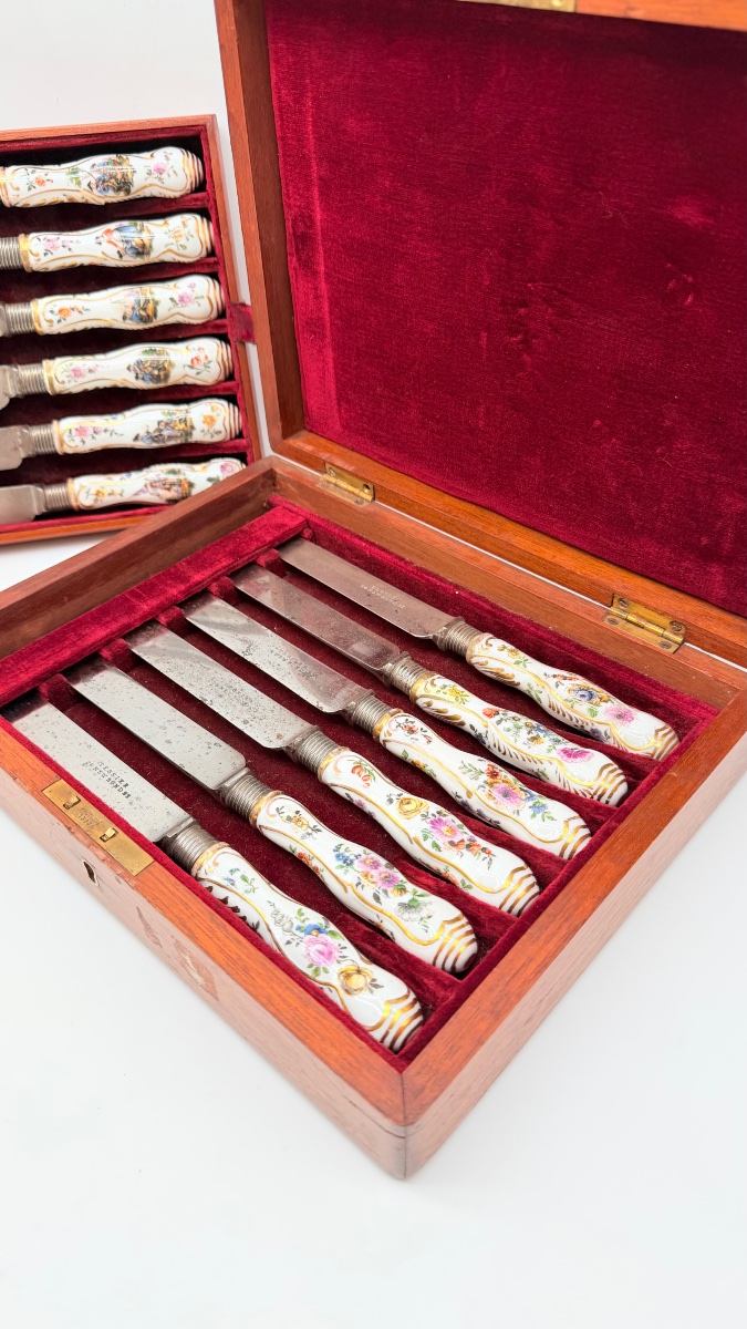 ENSEMBLE DE DOUZE COUTEAUX À MANCHE EN PORCELAINE ALLEMANDS DU XVIIIe,Meissen-photo-1