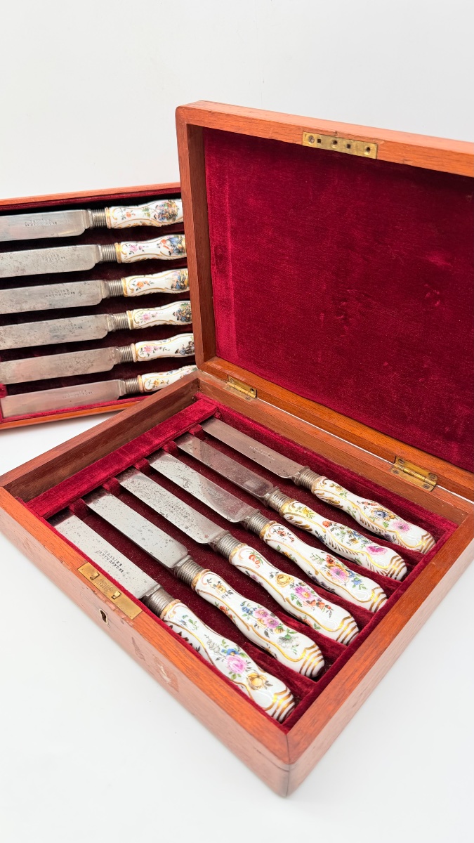 ENSEMBLE DE DOUZE COUTEAUX À MANCHE EN PORCELAINE ALLEMANDS DU XVIIIe,Meissen-photo-3