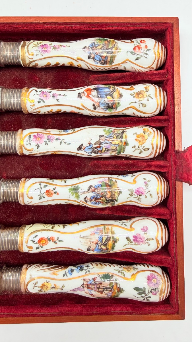 ENSEMBLE DE DOUZE COUTEAUX À MANCHE EN PORCELAINE ALLEMANDS DU XVIIIe,Meissen-photo-5