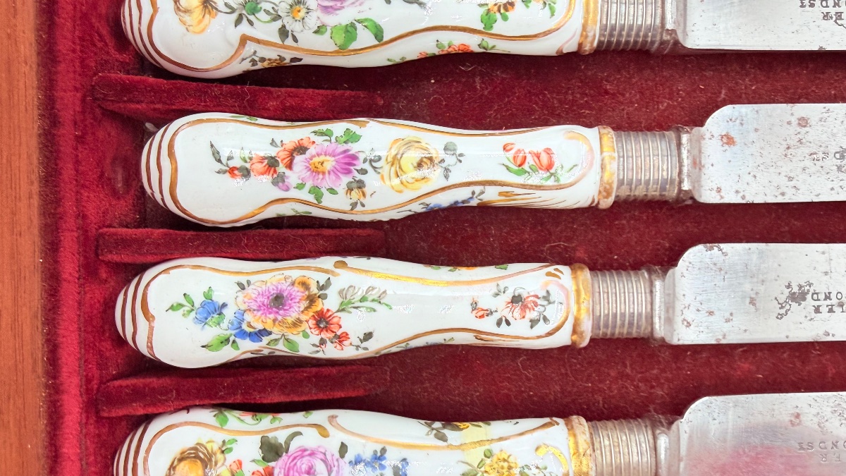ENSEMBLE DE DOUZE COUTEAUX À MANCHE EN PORCELAINE ALLEMANDS DU XVIIIe,Meissen-photo-6