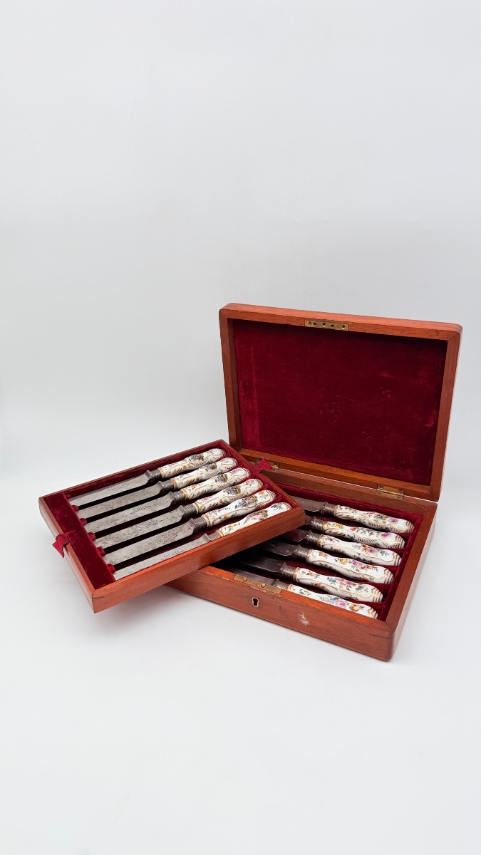 ENSEMBLE DE DOUZE COUTEAUX À MANCHE EN PORCELAINE ALLEMANDS DU XVIIIe,Meissen