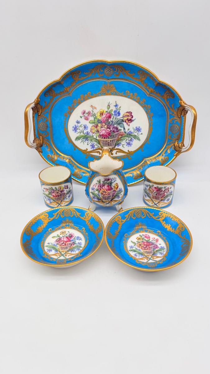 Service de cabaret en porcelaine de Sèvres bleu céleste, XVIIIe siècle -photo-2