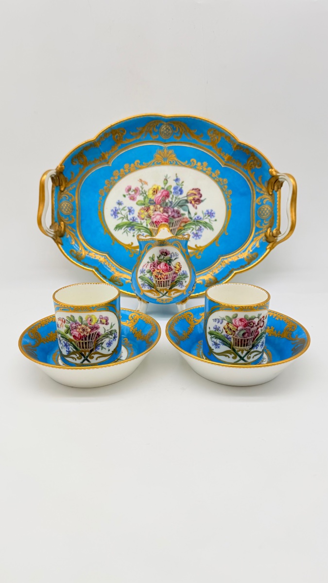 Service de cabaret en porcelaine de Sèvres bleu céleste, XVIIIe siècle -photo-3