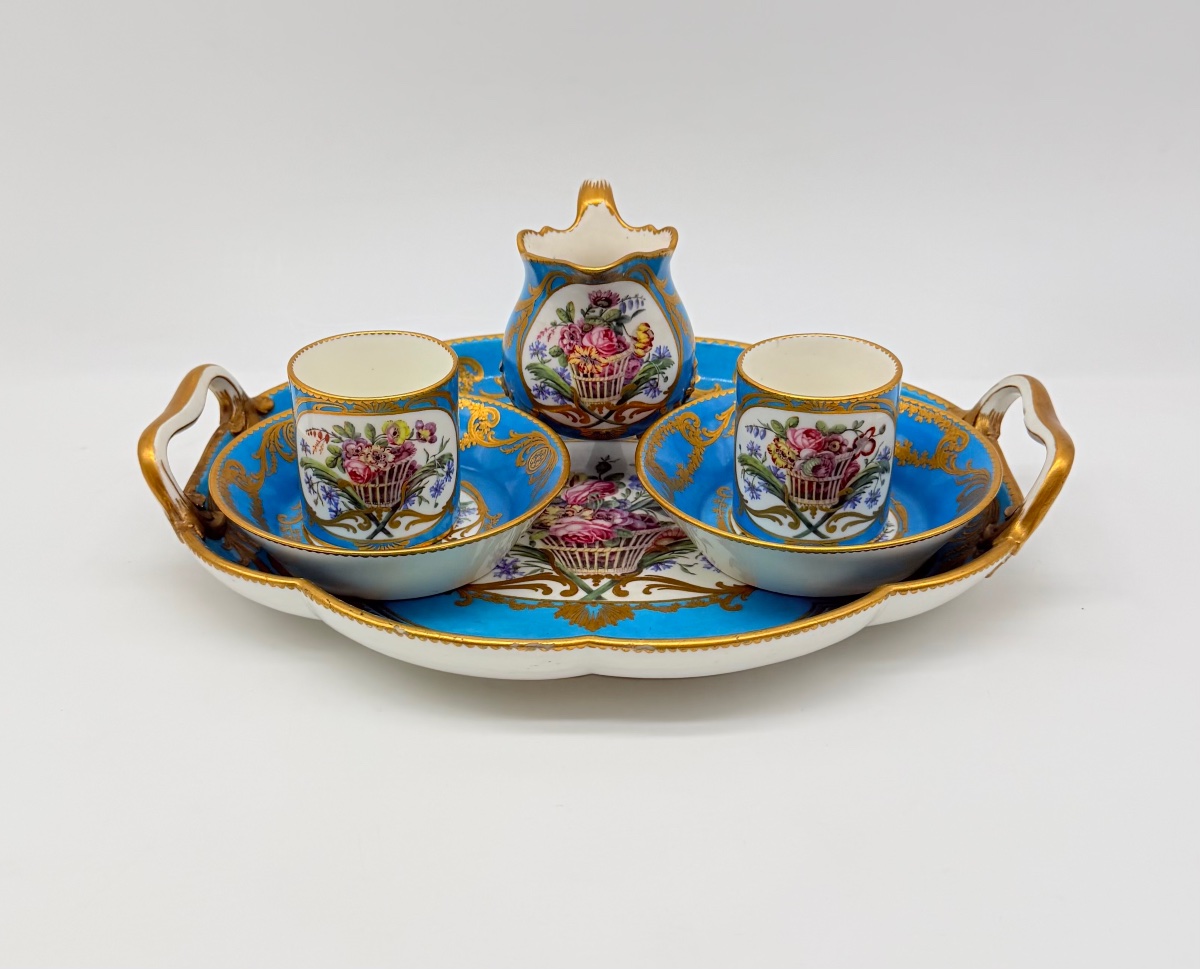 Service de cabaret en porcelaine de Sèvres bleu céleste, XVIIIe siècle 