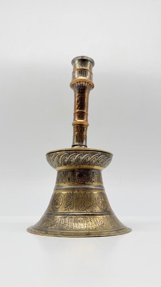 Bougeoir islamique de style mamelouk   en laiton et incrustations d'argent. XIXe siècle 