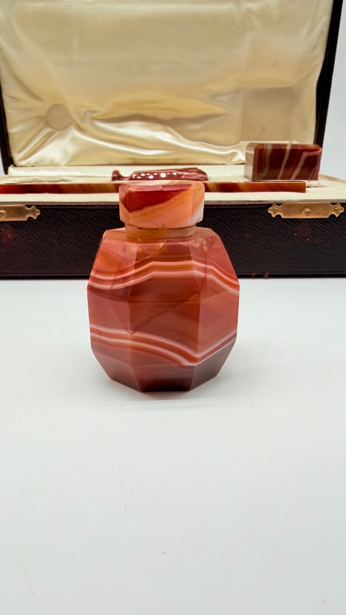 ENSEMBLE DE BUREAU EN AGATE DU XIXe SIÈCLE DANS UN ÉTUI EN CUIR -photo-2