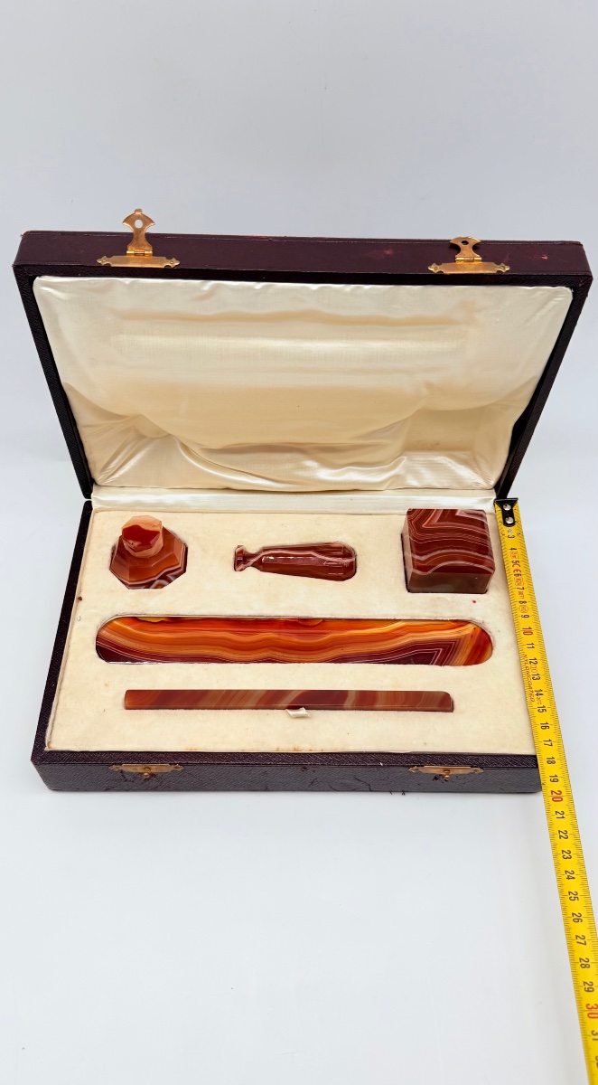 ENSEMBLE DE BUREAU EN AGATE DU XIXe SIÈCLE DANS UN ÉTUI EN CUIR -photo-4