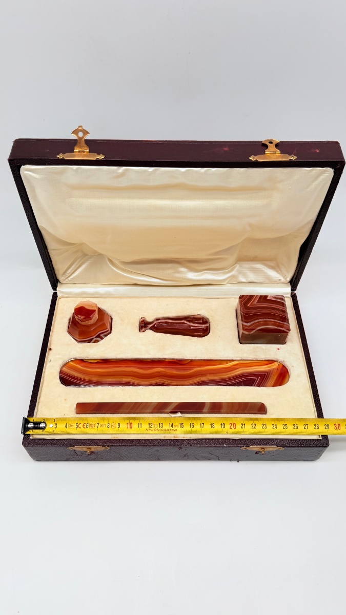 ENSEMBLE DE BUREAU EN AGATE DU XIXe SIÈCLE DANS UN ÉTUI EN CUIR -photo-2