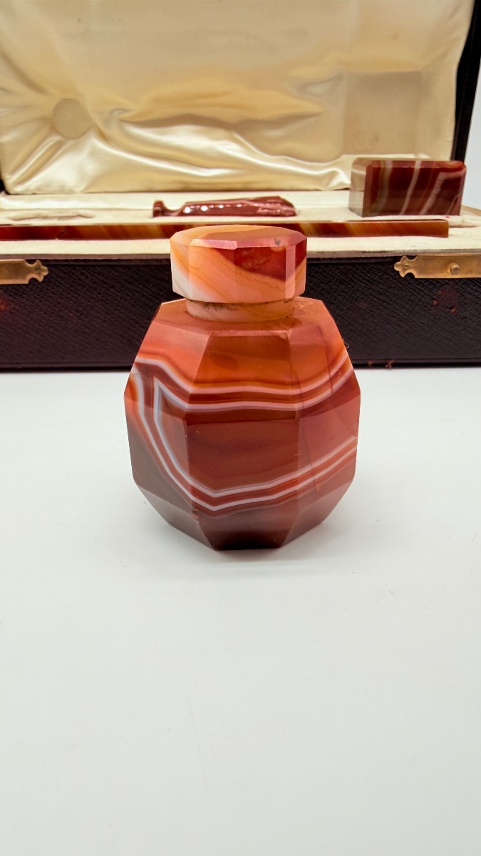 ENSEMBLE DE BUREAU EN AGATE DU XIXe SIÈCLE DANS UN ÉTUI EN CUIR -photo-8
