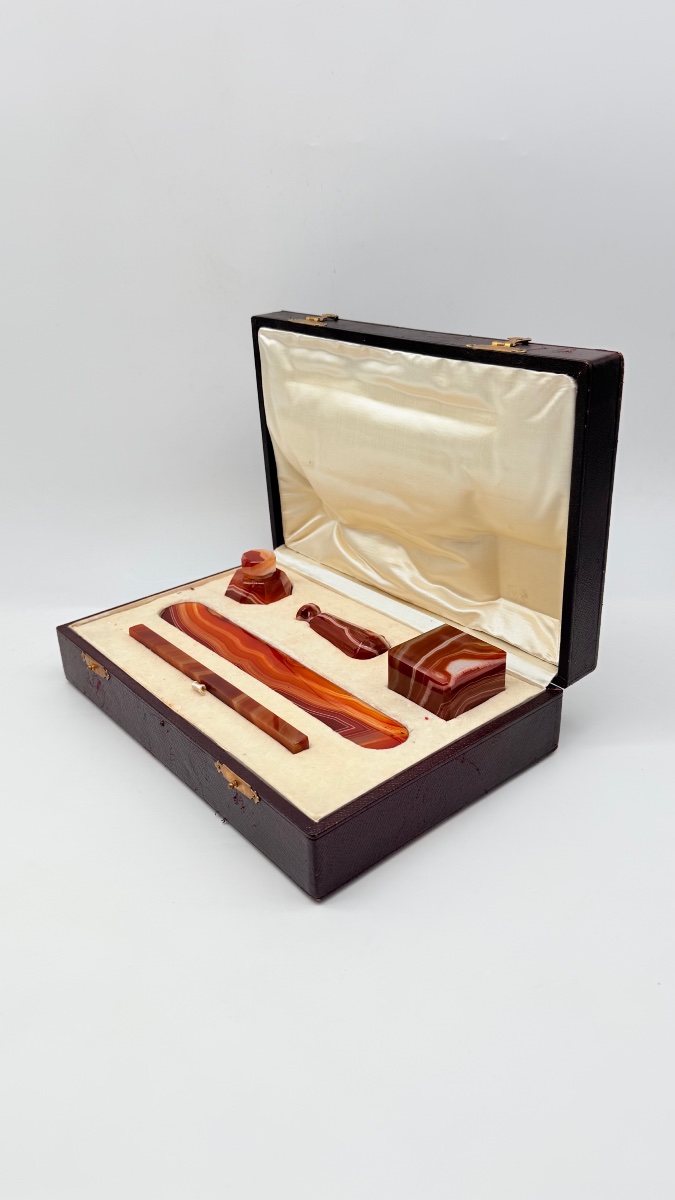 ENSEMBLE DE BUREAU EN AGATE DU XIXe SIÈCLE DANS UN ÉTUI EN CUIR 
