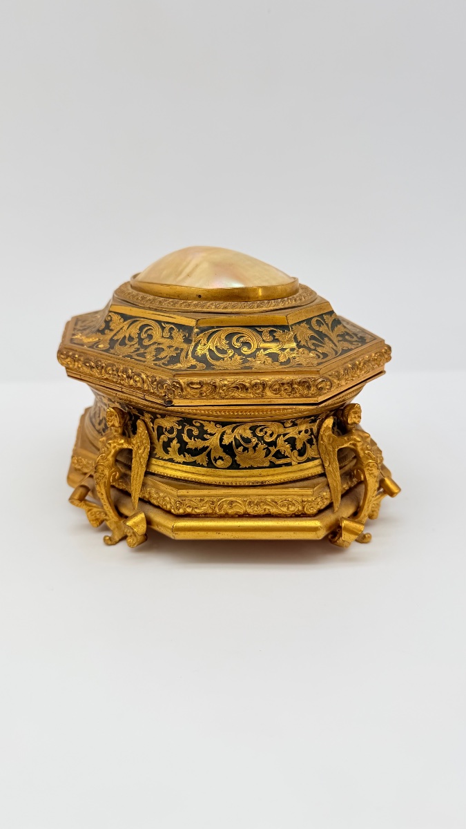 Coffret en bronze de Tahan orné de nacre sur le dessus.-photo-2