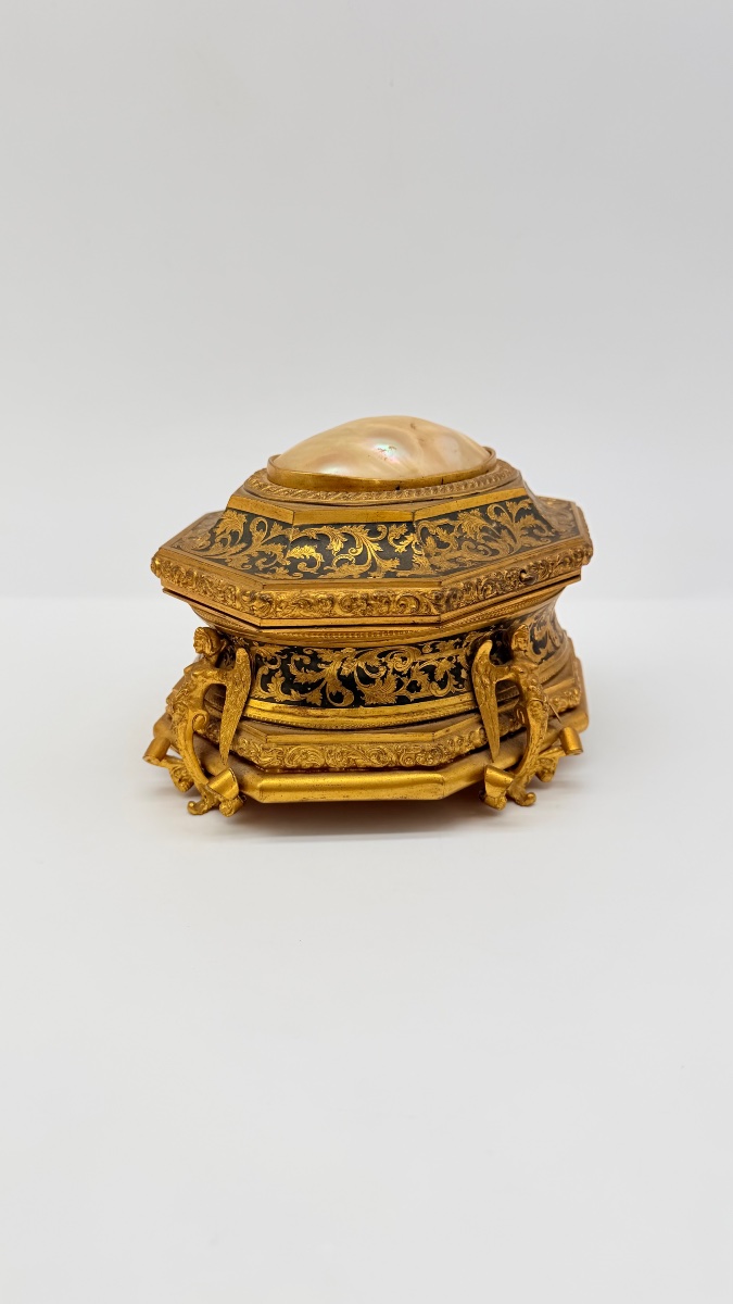 Coffret en bronze de Tahan orné de nacre sur le dessus.-photo-4