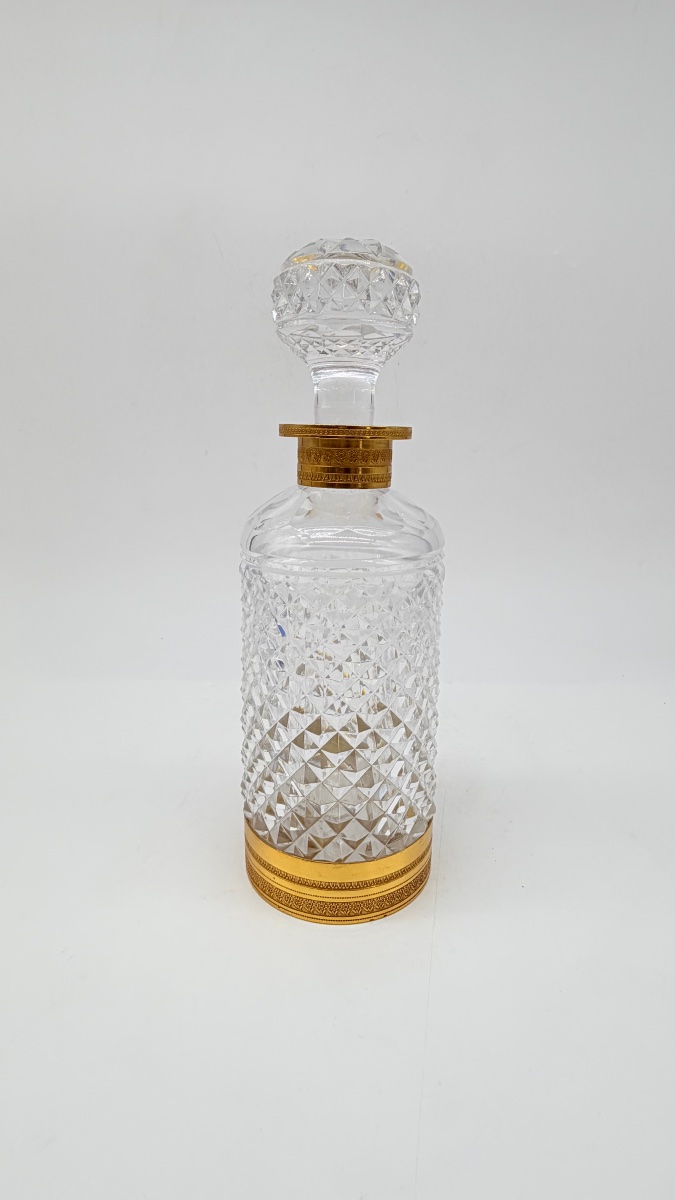 Carafe en cristal de bacarrat taillé à la pointe de diamant et monture en bronze doré. -photo-2