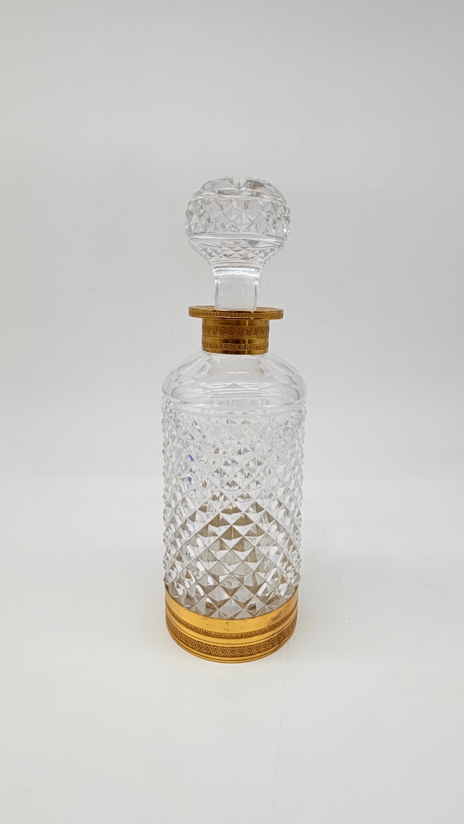 Carafe en cristal de bacarrat taillé à la pointe de diamant et monture en bronze doré. -photo-3