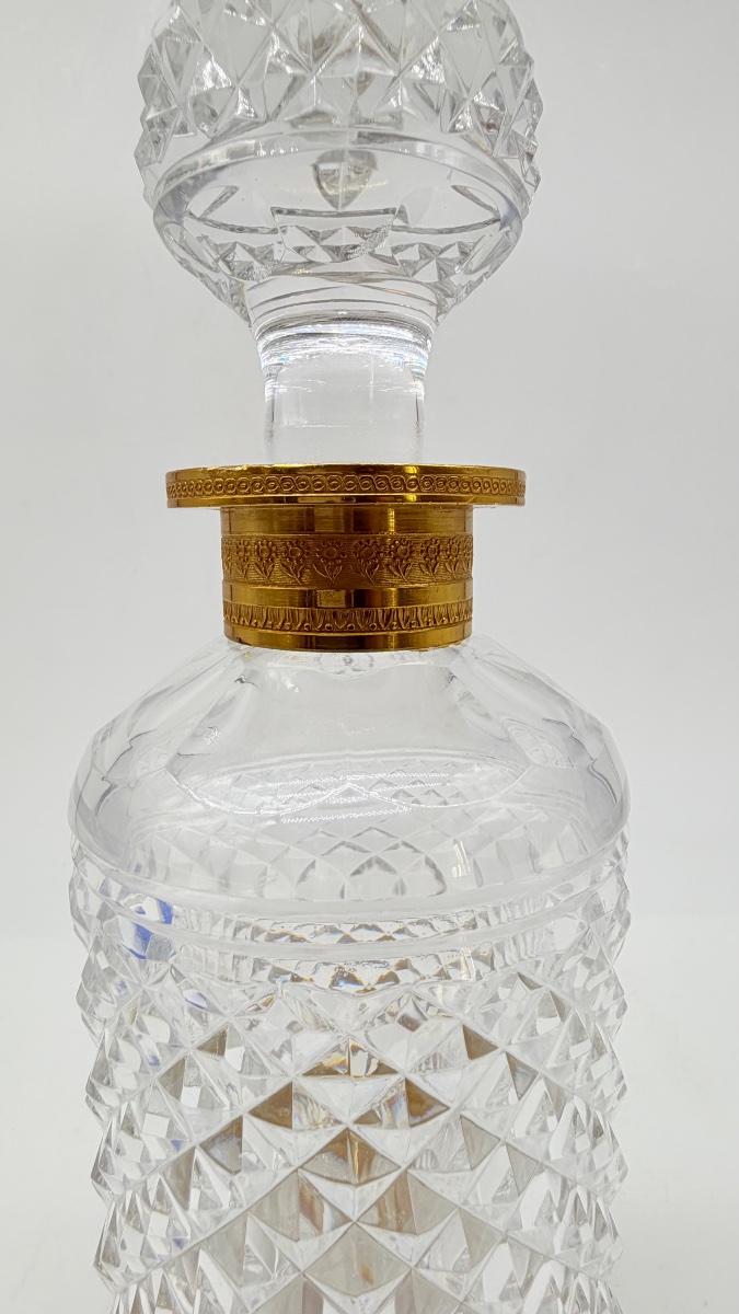 Carafe en cristal de bacarrat taillé à la pointe de diamant et monture en bronze doré. -photo-4