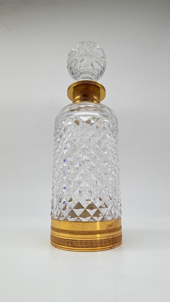 Carafe en cristal de bacarrat taillé à la pointe de diamant et monture en bronze doré. -photo-1