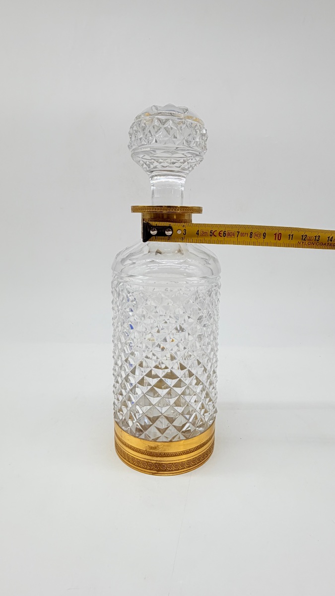 Carafe en cristal de bacarrat taillé à la pointe de diamant et monture en bronze doré. -photo-2