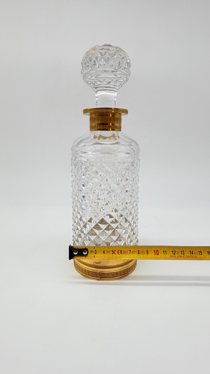 Carafe en cristal de bacarrat taillé à la pointe de diamant et monture en bronze doré. -photo-3