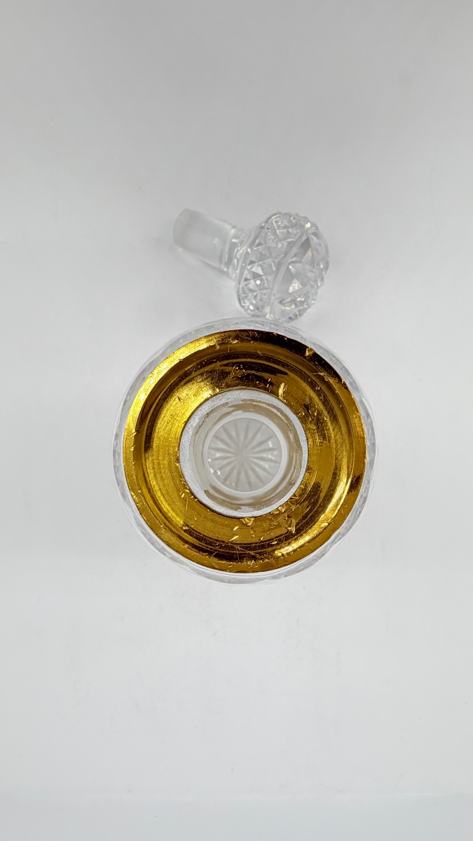 Carafe en cristal de bacarrat taillé à la pointe de diamant et monture en bronze doré. -photo-6