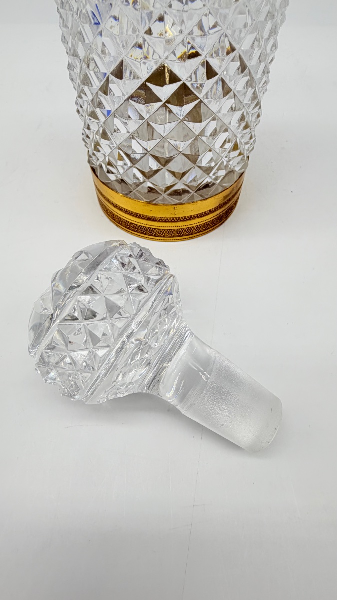 Carafe en cristal de bacarrat taillé à la pointe de diamant et monture en bronze doré. -photo-7