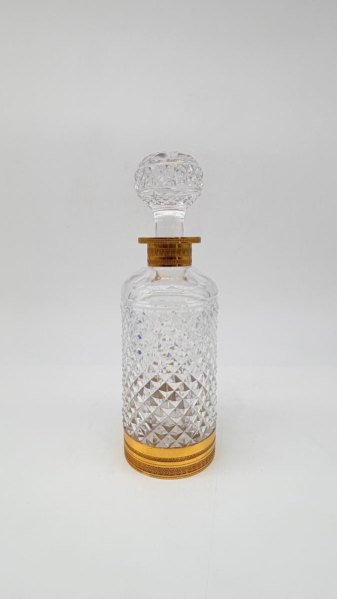 Carafe en cristal de bacarrat taillé à la pointe de diamant et monture en bronze doré. 
