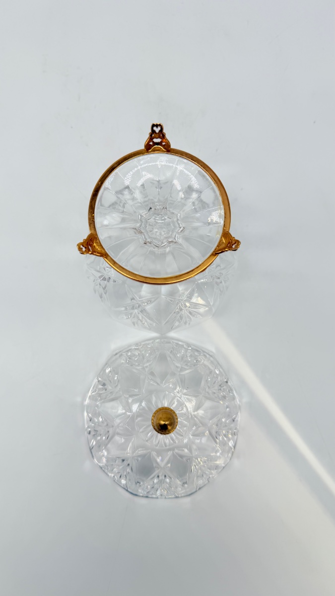 Bonbonnière en cristal taillé à la pointe de diamant et monture en bronze ciselé et doré. -photo-8