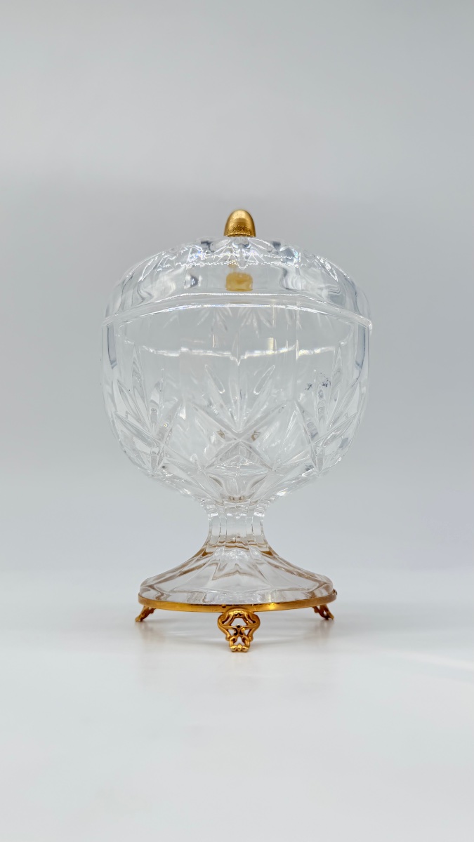 Bonbonnière en cristal taillé à la pointe de diamant et monture en bronze ciselé et doré. 