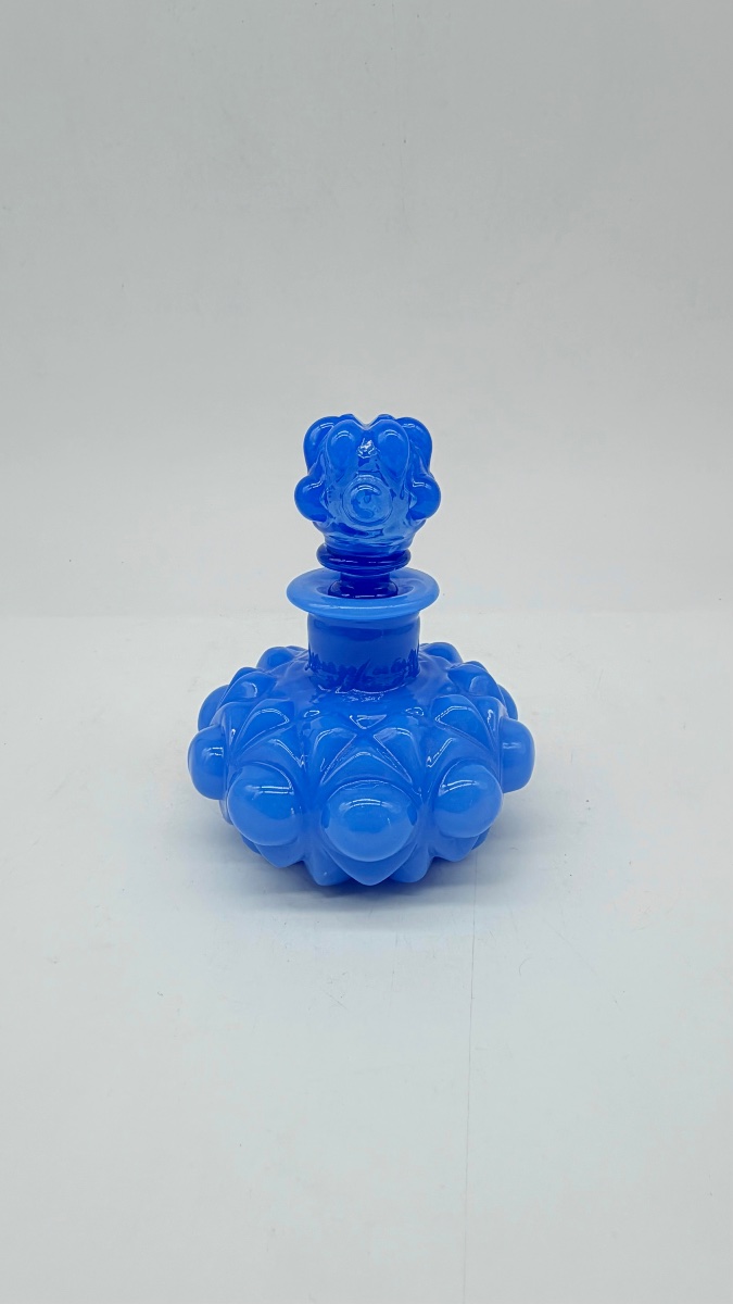 Flacon de parfum en opaline de forme bombée et sculpté.  Epoque Charles X -photo-4