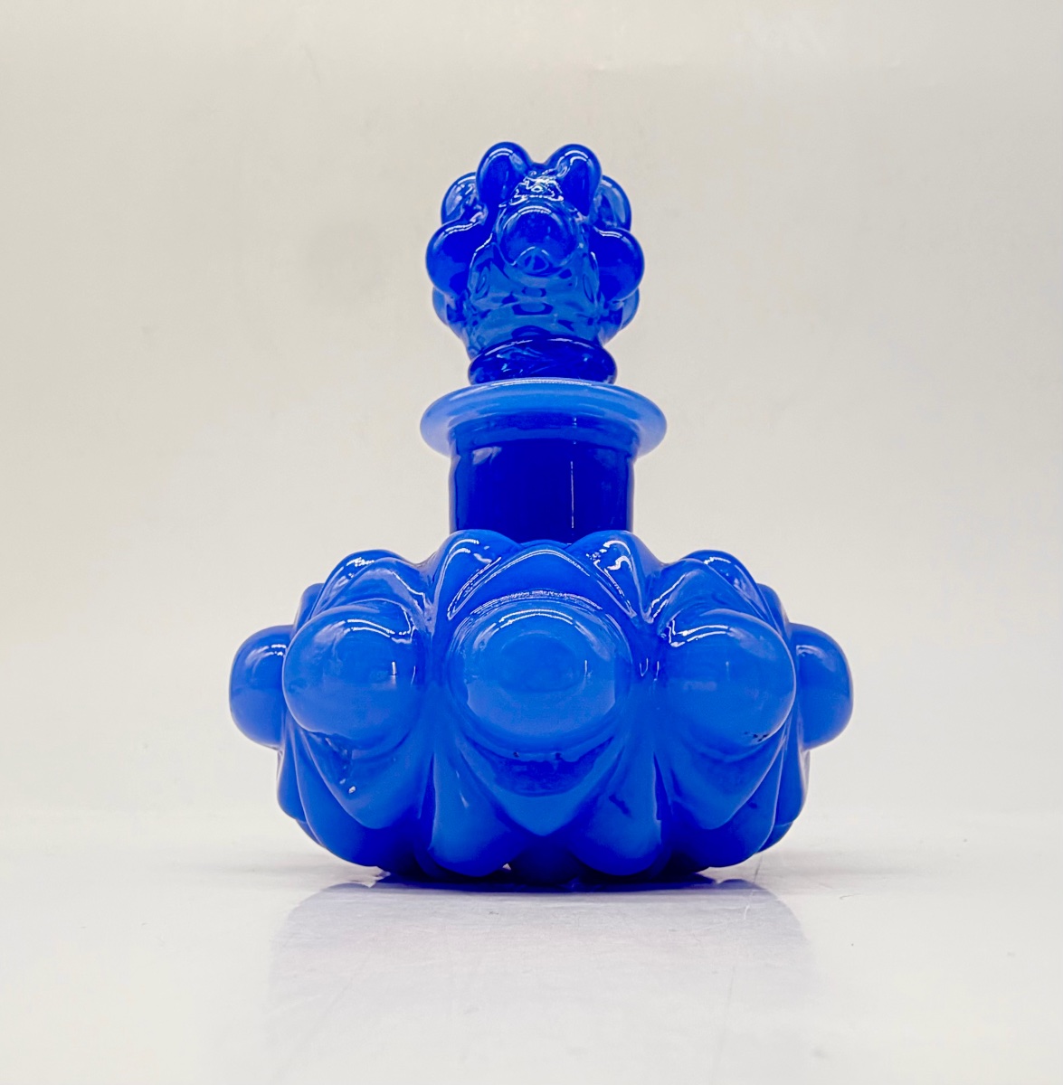 Flacon de parfum en opaline de forme bombée et sculpté.  Epoque Charles X -photo-1