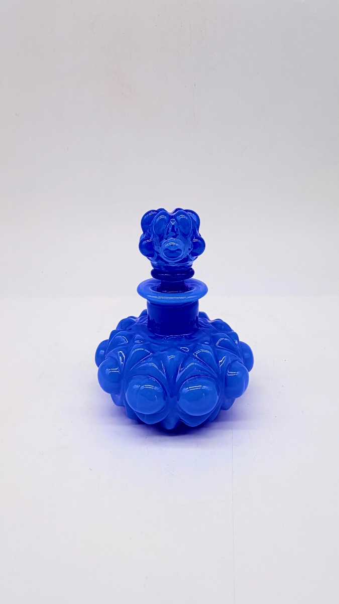 Flacon de parfum en opaline de forme bombée et sculpté.  Epoque Charles X -photo-2