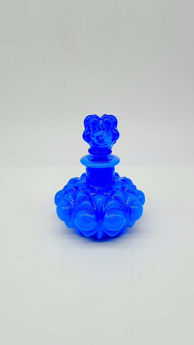 Flacon de parfum en opaline de forme bombée et sculpté.  Epoque Charles X -photo-4