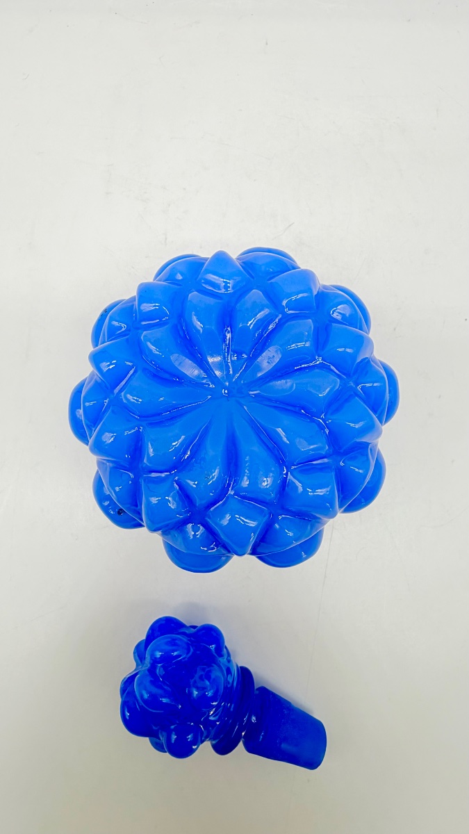 Flacon de parfum en opaline de forme bombée et sculpté.  Epoque Charles X -photo-5