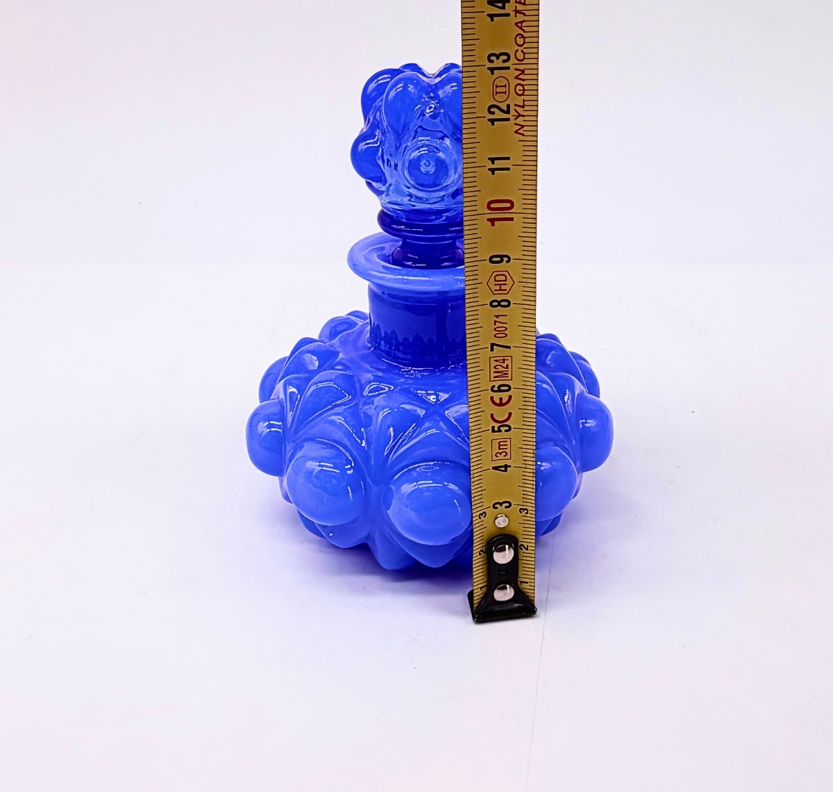 Flacon de parfum en opaline de forme bombée et sculpté.  Epoque Charles X -photo-6