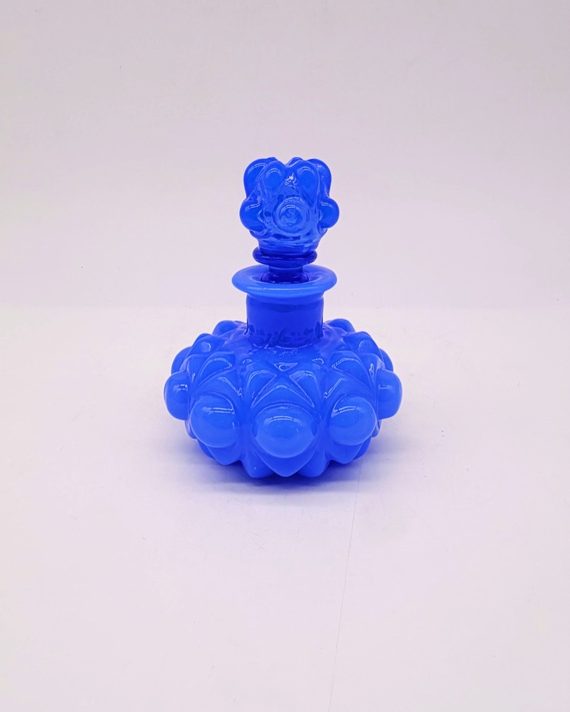 Flacon de parfum en opaline de forme bombée et sculpté.  Epoque Charles X 