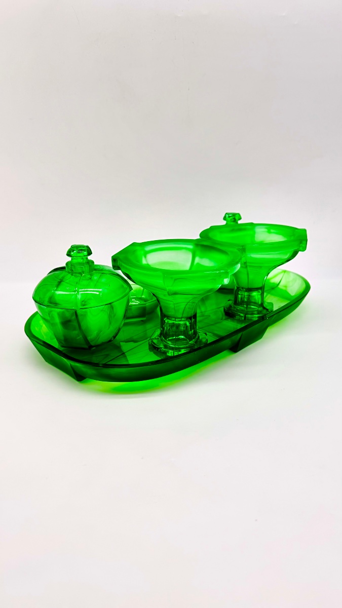 Service de verre en  malachite verte. Epoque Art Deco 