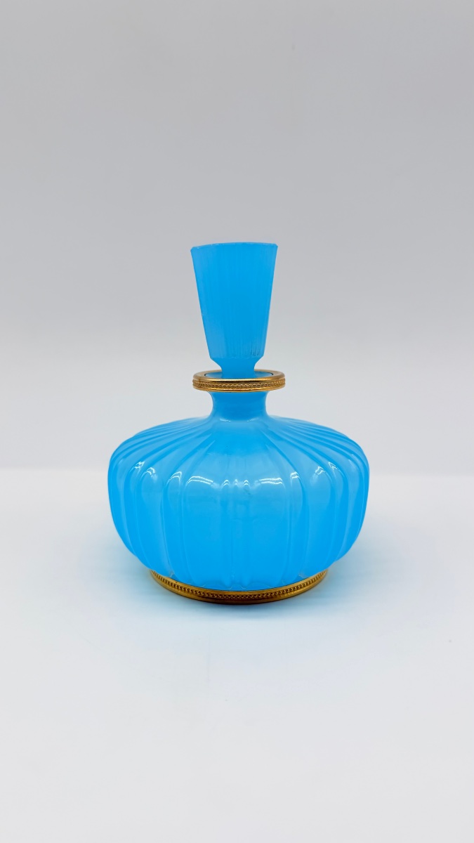 Flacon de parfum français en opaline bleue