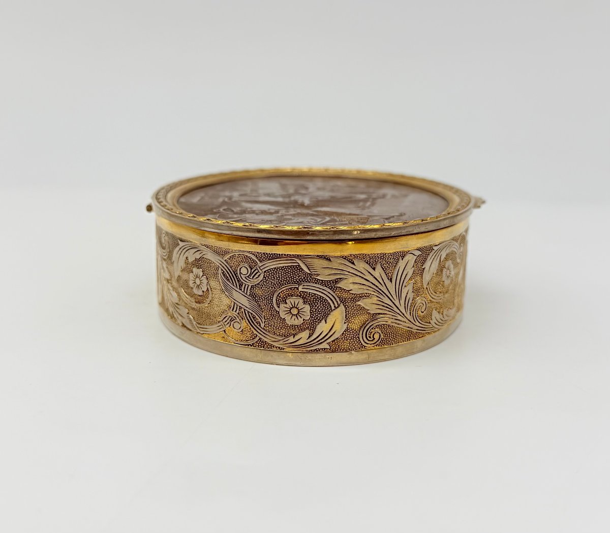 Boite à bijoux en ors de couleur surmonté d'une scène galante sur le couvercle-photo-3