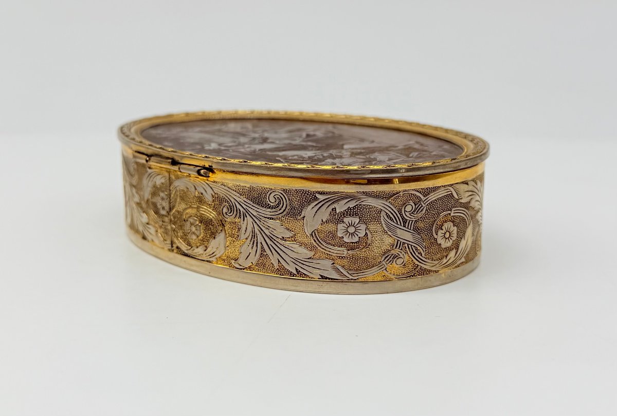 Boite à bijoux en ors de couleur surmonté d'une scène galante sur le couvercle-photo-4