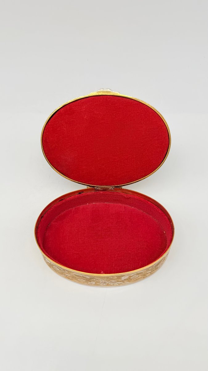 Boite à bijoux en ors de couleur surmonté d'une scène galante sur le couvercle-photo-1