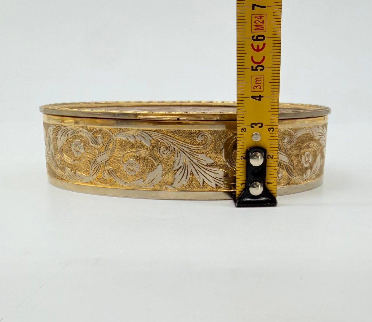Boite à bijoux en ors de couleur surmonté d'une scène galante sur le couvercle-photo-4