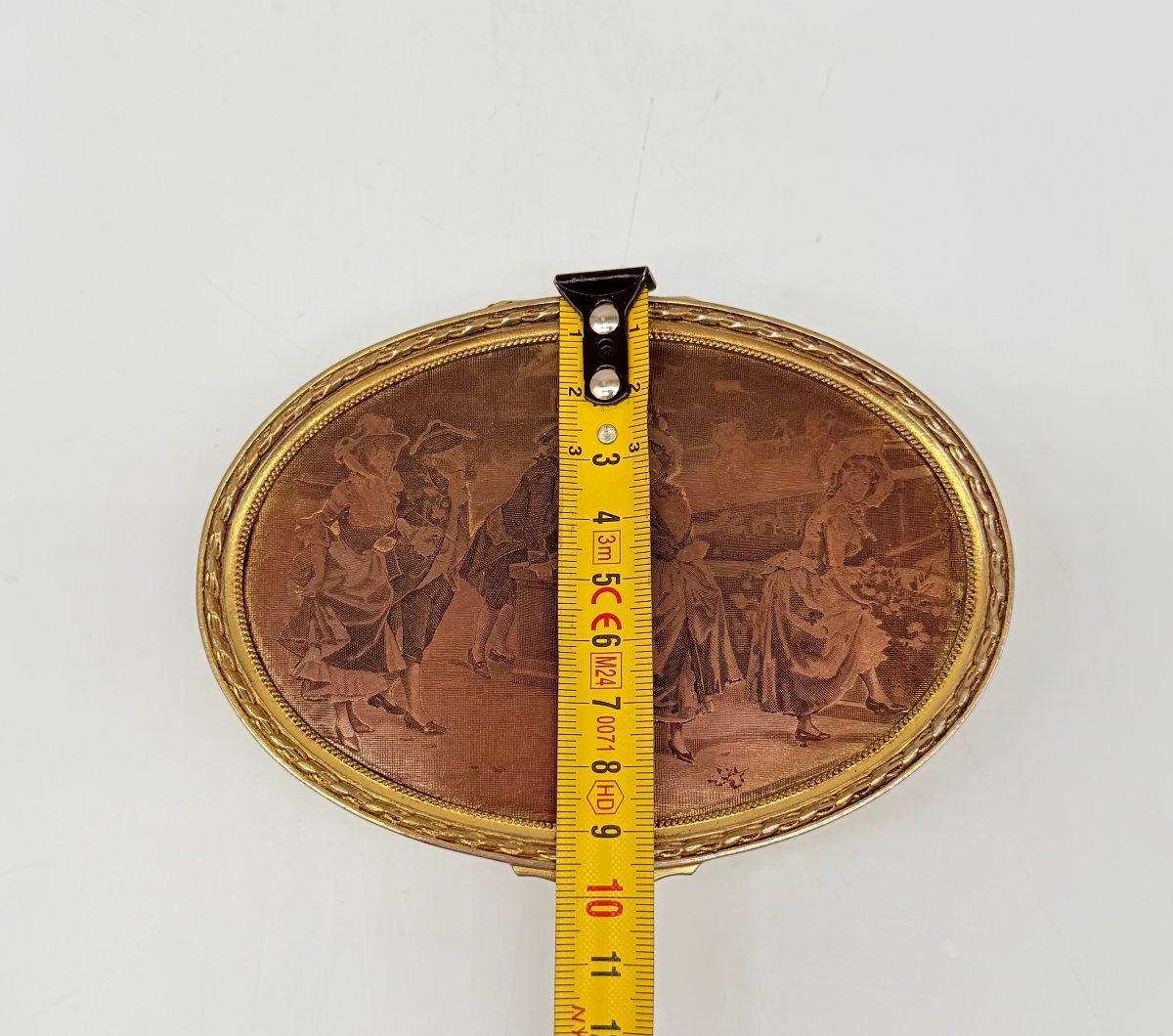 Boite à bijoux en ors de couleur surmonté d'une scène galante sur le couvercle-photo-6